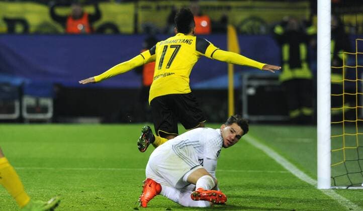 Fussball, UEFA Champions League, Herren, Saison 2016 2017, Achtelfinale Rückspiel, Signal Iduna Park Dortmund, Bor. Dortmund (gelb) - Benfica Lissabon (rot); Jubel Pierre-Emerick Aubameyang (BVB) nach seinem Tor zum 3:0, daneben Ederson (Benfica) geschlagen. Jubel, Freude, Aktion, Enttäuschung, Frust.