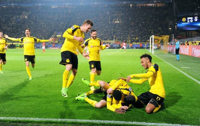 Fussball, UEFA Champions League, Herren, Saison 2016 2017, Achtelfinale Rückspiel, Signal Iduna Park Dortmund, Bor. Dortmund (gelb) - Benfica Lissabon (rot); Jubel Christian Pulisic (BVB) nach seinem Tor zum 2:0, zusammen mit Ousmane Dembele (BVB), Lukasz Piszczek (BVB), Gonzalo Castro (BVB), Pierre-Emerick Aubameyang (BVB), Julian Weigl (BVB). Jubel, Freude, Aktion.
