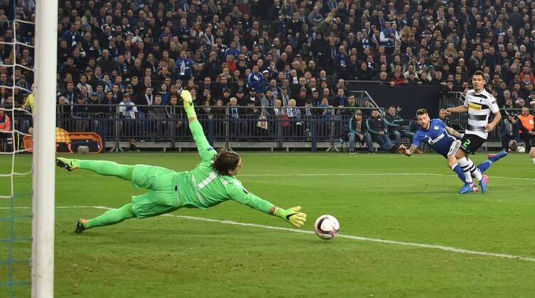Bilder des Tages - SPORT 09.03.2017, Fussball, UEFA Europa League, Saison 2016 2017, Achtelfinale, FC Schalke 04 - Borussia Moenchengladbach, Guido Burgstaller (Schalke 04), hinten links, erzielt gegen Torwart Yann Sommer (Borussia Moenchengladbach) das Tor zum 1:1, hinten rechts Timothee Kolodziejczak, Kolo (Borussia Moenchengladbach)