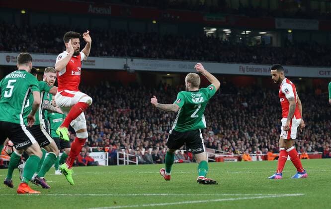 Arsenal s Theo Walcott scoring his sides opening goal during the FA Cup Quarter Final match at the Emirates Stadium, London. Picture date March 11th, 2017 Pic David Klein Sportimage EDITORIAL USE ONLY. No use with unauthorised audio, video, data, fixture lists, club league logos or live services. Online in-match use limited to 120 images, no video emulation. No use in betting, games or single club league player publications.