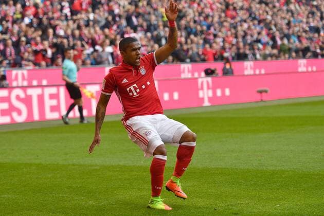Torjubel Douglas COSTA (Bayern Muenchen) nach Tor zum 2-0,. Jubel,Freude,Begeisterung, Aktion,Einzelaktion,Einzelbild,Freisteller,Ganzkoerperaufnahme,ganze Figur. Fussball 1. Bundesliga, 24. Spieltag, FC Bayern Muenchen (M)-Eintracht Frankfurt F) 3-0,Aktion. am 11.03.2017 in Muenchen Deutschland, A L L I A N Z A R E N A.