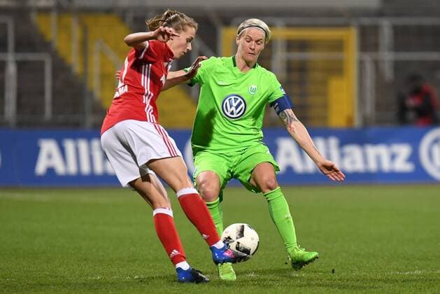 v.li.: Vivianne Miedema (FC Bayern München, FCB, 10) Nilla Fischer (Wolfsburg, 4) im Zweikampf, Duell, duel, tackle, Dynamik, Action, Aktion, Fussball, DFB-Pokal der Frauen, Viertelfinale, FC Bayern München - VfL Wolfsburg, xslx