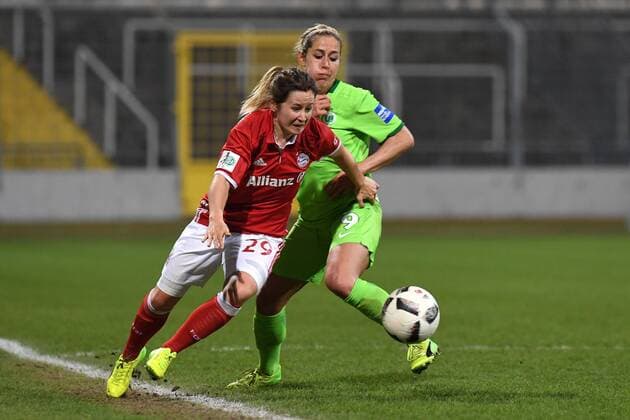 v.li.: Nicole Rolser (FC Bayern München, FCB, 29) Anna Blässe (Blaesse, Wolfsburg, 9) im Zweikampf, Duell, duel, tackle, Dynamik, Action, Aktion, Fussball, DFB-Pokal der Frauen, Viertelfinale, FC Bayern München - VfL Wolfsburg, xslx