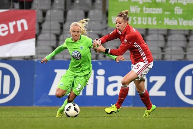 v.li.: Pernille Harder (Wolfsburg, 22) Caroline Abbe (FC Bayern München, FCB, 5) im Zweikampf, Duell, duel, tackle, Dynamik, Action, Aktion, Fussball, DFB-Pokal der Frauen, Viertelfinale, FC Bayern München - VfL Wolfsburg, xslx