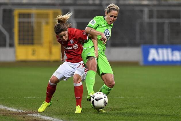 v.li.: Nicole Rolser (FC Bayern München, FCB, 29) Anna Blässe (Blaesse, Wolfsburg, 9) im Zweikampf, Duell, duel, tackle, Dynamik, Action, Aktion, Fussball, DFB-Pokal der Frauen, Viertelfinale, FC Bayern München - VfL Wolfsburg, xslx