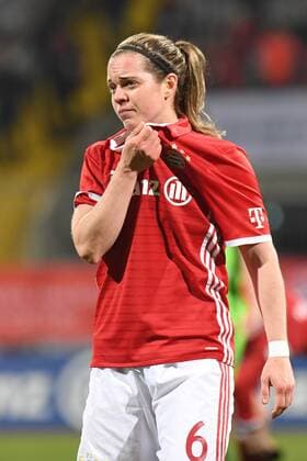 Katharina Baunach (FC Bayern München, FCB, 6) nach Spielende enttäuscht schauend, Enttäuschung, Frustration, disappointed, pessimistisch, Fussball, DFB-Pokal der Frauen, Viertelfinale, FC Bayern München - VfL Wolfsburg, xslx