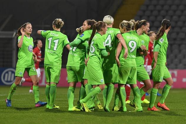 v.li.: g1ß Alexandra Popp (Wolfsburg, 11) und die restlichen Wolfsburger Spielerinnen mit Torjubel, Jubel, Torjubel, Torerfolg, celebrate the goal, goal, celebration, Jubel ueber das Tor zum 0:2 , optimistisch, Action, Aktion, Fussball, DFB-Pokal der Frauen, Viertelfinale, FC Bayern München - VfL Wolfsburg, xslx