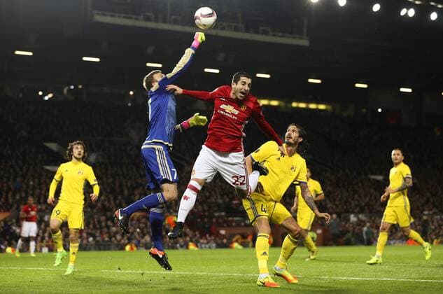 Fußball, EL, Manchester United - FK Rostow Nikita Medvedev of FC Rostov punches the ball clear before clattering intoo Henrikh Mkhitaryan of Manchester United ManU during the UEFA Europa League Round of 16 2nd leg match at Old Trafford Stadium, Manchester. Picture date: March 16th, 2017. Pic credit should read: Matt McNulty Sportimage EDITORIAL USE ONLY. No use with unauthorised audio, video, data, fixture lists, club league logos or live services. Online in-match use limited to 120 images, no video emulation. No use in betting, games or single club league player publications.