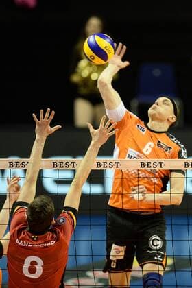 Volleyball, Herren, Saison 2016 17, 1. Bundesliga, Playoff, Viertelfinale, 1. Spiel, BR Volleys - TV Ingersoll Bühl, Jens Sandmeier (Nr. 8, TV Ingersoll Bühl), Felix Fischer (Nr. 6, Berlin Recycling Volleys), 18.03.17,
