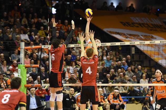 Volleyball, Herren, Saison 2016 17, 1. Bundesliga, Playoff, Viertelfinale, 1. Spiel, BR Volleys - TV Ingersoll Bühl, Ilya Zhilin (Nr. 6, TV Ingersoll Bühl), Noah Baxpöhler (Nr. 4, TV Ingersoll Bühl), Wouter ter Maat (Nr. 16, Berlin Recycling Volleys), 18.03.17,
