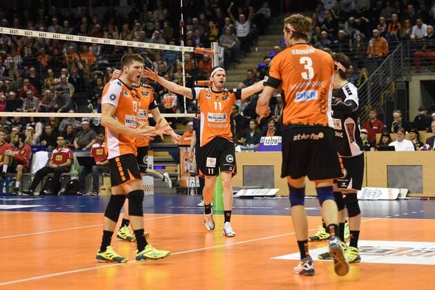 Volleyball, Herren, Saison 2016 17, 1. Bundesliga, Playoff, Viertelfinale, 1. Spiel, BR Volleys - TV Ingersoll Bühl, Jubel nach einem Punktgewinn, 18.03.17,