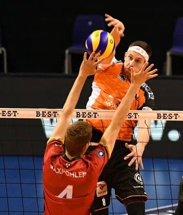 Graham Vigrass (BR Volleys), beim Schmetterball, vorne Noah Baxpöhler (TV Bühl), BR Volleys Berlin - TV Ingersoll Bühl Deutsche Volleyball Liga, Saison 2016 2017, Herren, Männer, Männer, men, playoff, play-off, Viertelfinale, Volleyball, Deutschland, Germany, Max-Schmeling-Halle Berlin, 18.3.2017