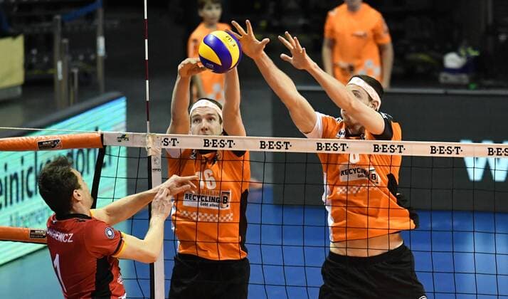 Slawomir Jungiewicz (TV Bühl), beim Schmetterball, hinten Wouter ter Maat (BR Volleys), und Graham Vigrass (BR Volleys), BR Volleys Berlin - TV Ingersoll Bühl Deutsche Volleyball Liga, Saison 2016 2017, Herren, Männer, Männer, men, playoff, play-off, Viertelfinale, Volleyball, Deutschland, Germany, Max-Schmeling-Halle Berlin, 18.3.2017