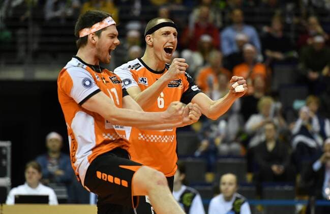 Felix Fischer (BR Volleys), und Tsimafei Zhukouski (BR Volleys), jubeln BR Volleys Berlin - TV Ingersoll Bühl Deutsche Volleyball Liga, Saison 2016 2017, Herren, Männer, Männer, men, playoff, play-off, Viertelfinale, Volleyball, Deutschland, Germany, Max-Schmeling-Halle Berlin, 18.3.2017