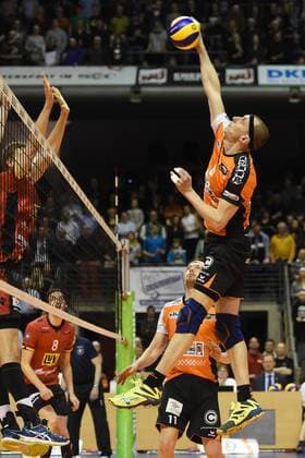 Volleyball, Herren, Saison 2016 17, 1. Bundesliga, Playoff, Viertelfinale, 1. Spiel, BR Volleys - TV Ingersoll Bühl, Tsimafei Zhukouski (Nr. 11, Berlin Recycling Volleys), Felix Fischer (Nr. 6, Berlin Recycling Volleys), 18.03.17,