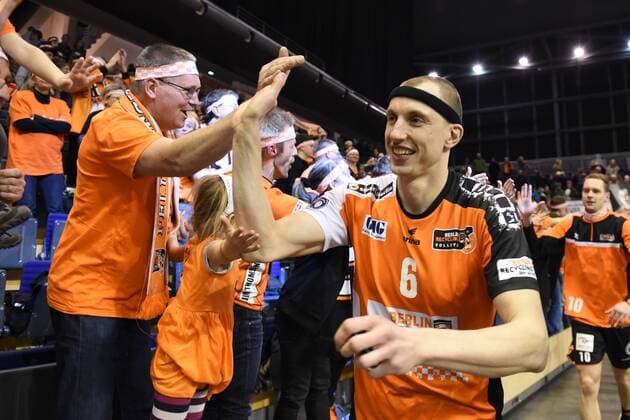 Volleyball, Herren, Saison 2016 17, 1. Bundesliga, Playoff, Viertelfinale, 1. Spiel, BR Volleys - TV Ingersoll Bühl, Jubel nach dem Abpfiff, Felix Fischer (Nr. 6, Berlin Recycling Volleys) klatscht mit den Fans ab, 18.03.17,