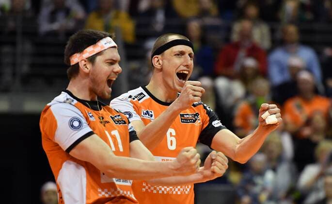 Tsimafei Zhukouski (BR Volleys), und Felix Fischer (BR Volleys), jubeln nach einem Punkt BR Volleys Berlin - TV Ingersoll Bühl Deutsche Volleyball Liga, Saison 2016 2017, Herren, Männer, Männer, men, playoff, play-off, Viertelfinale, Volleyball, Deutschland, Germany, Max-Schmeling-Halle Berlin, 18.3.2017