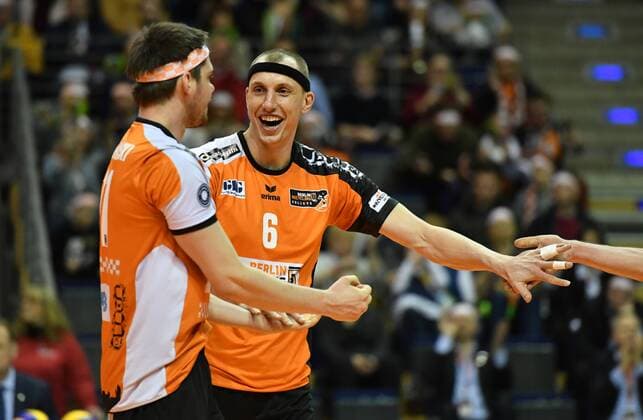 Tsimafei Zhukouski (BR Volleys), und Felix Fischer (BR Volleys), jubeln nach einem Punkt BR Volleys Berlin - TV Ingersoll Bühl Deutsche Volleyball Liga, Saison 2016 2017, Herren, Männer, Männer, men, playoff, play-off, Viertelfinale, Volleyball, Deutschland, Germany, Max-Schmeling-Halle Berlin, 18.3.2017