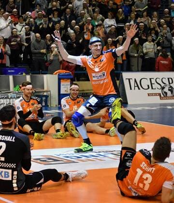 Felix Fischer (BR Volleys), macht ein Tänzchen nach dem Spiel, vorne Steven Marshall (BR Volleys), Ruben Schott (BR Volleys), BR Volleys Berlin - TV Ingersoll Bühl Deutsche Volleyball Liga, Saison 2016 2017, Herren, Männer, Männer, men, playoff, play-off, Viertelfinale, Volleyball, Deutschland, Germany, Max-Schmeling-Halle Berlin, 18.3.2017