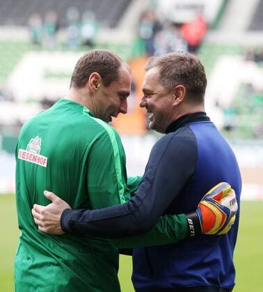 Bremen - RB Leipzig Fussball 1.Bundesliga Bremen, 18.03.2017, Weser - Stadion, GER, Fussball, 1.BL, 25. Spieltag , SV Werder Bremen vs. RB Leipzig 3:0 (1:0) , Im Bild, v.l.: Torwart Jaroslav Drobny (Bremen) und Teammanager Thomas Westphal (RB Leipzig) ,