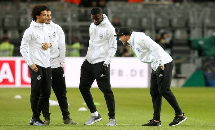 Fußball Länderspiel: Deutschland - England am 22.03.2017, International Friendly Länderspiel Germany - England, Signal Iduna Park Dortmund, Germany, xmdx, freundschaftsspiel, testspiel, germany, england, dfb, nationalmannschaft, die mannschaft, Lukas PODOLSKI (10, Deutschland, Germany) trifft mit der mannschaft im stadion ein Deutschland - England