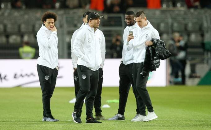 Fußball Länderspiel: Deutschland - England am 22.03.2017, International Friendly Länderspiel Germany - England, Signal Iduna Park Dortmund, Germany, xmdx, freundschaftsspiel, testspiel, germany, england, dfb, nationalmannschaft, die mannschaft, Lukas PODOLSKI (10, Deutschland, Germany) trifft mit der mannschaft im stadion ein Deutschland - England