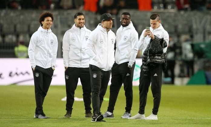 Fußball Länderspiel: Deutschland - England am 22.03.2017, International Friendly Länderspiel Germany - England, Signal Iduna Park Dortmund, Germany, xmdx, freundschaftsspiel, testspiel, germany, england, dfb, nationalmannschaft, die mannschaft, Lukas PODOLSKI (10, Deutschland, Germany) trifft mit der mannschaft im stadion ein Deutschland - England