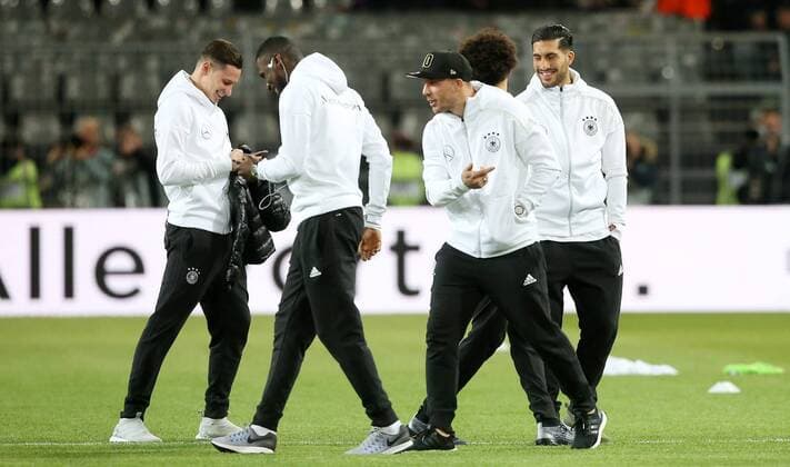 Fußball Länderspiel: Deutschland - England am 22.03.2017, International Friendly Länderspiel Germany - England, Signal Iduna Park Dortmund, Germany, xmdx, freundschaftsspiel, testspiel, germany, england, dfb, nationalmannschaft, die mannschaft, Lukas PODOLSKI (10, Deutschland, Germany) trifft mit der mannschaft im stadion ein Deutschland - England