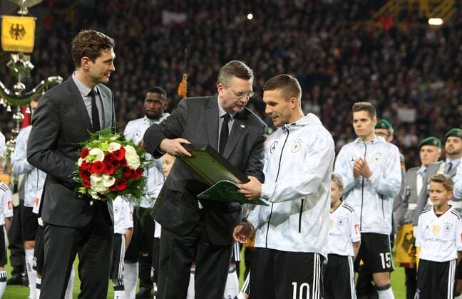 Fußball Länderspiel: Deutschland - England am 22.03.2017, International Friendly Länderspiel Germany - England, Signal Iduna Park Dortmund, Germany, xmdx, freundschaftsspiel, testspiel, germany, england, dfb, nationalmannschaft, die mannschaft, Lukas PODOLSKI (10, Deutschland, Germany) wird verabschiedet Deutschland - England