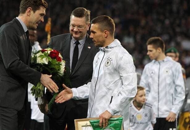 Fußball Länderspiel: Deutschland - England am 22.03.2017, International Friendly Länderspiel Germany - England, Signal Iduna Park Dortmund, Germany, xmdx, freundschaftsspiel, testspiel, germany, england, dfb, nationalmannschaft, die mannschaft, Lukas PODOLSKI (10, Deutschland, Germany) wird verabschiedet Deutschland - England