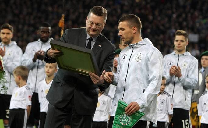 Fußball Länderspiel: Deutschland - England am 22.03.2017, International Friendly Länderspiel Germany - England, Signal Iduna Park Dortmund, Germany, xmdx, freundschaftsspiel, testspiel, germany, england, dfb, nationalmannschaft, die mannschaft, Lukas PODOLSKI (10, Deutschland, Germany) wird verabschiedet Deutschland - England