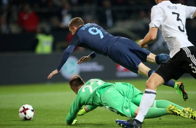 Fußball Länderspiel: Deutschland - England am 22.03.2017, International Friendly Länderspiel Germany - England, Signal Iduna Park Dortmund, Germany, xmdx, freundschaftsspiel, testspiel, germany, england, dfb, nationalmannschaft, die mannschaft, Jamie Vardy ( 9 ,Leicester City, England) vs Marc-Andre TER STEGEN (22, Deutschland, Germany) Deutschland - England
