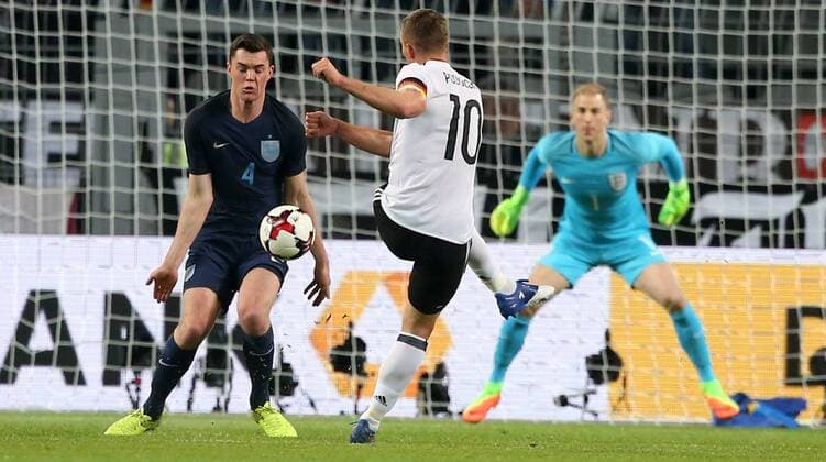 Fußball Länderspiel: Deutschland - England am 22.03.2017, International Friendly Länderspiel Germany - England, Signal Iduna Park Dortmund, Germany, xmdx, freundschaftsspiel, testspiel, germany, england, dfb, nationalmannschaft, die mannschaft, Lukas PODOLSKI (10, Deutschland, Germany) trifft Michael Keane ( 4 ,Burnley, England) Deutschland - England