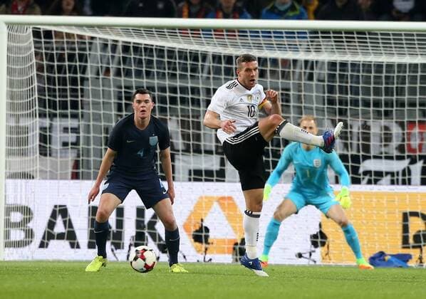 Fußball Länderspiel: Deutschland - England am 22.03.2017, International Friendly Länderspiel Germany - England, Signal Iduna Park Dortmund, Germany, xmdx, freundschaftsspiel, testspiel, germany, england, dfb, nationalmannschaft, die mannschaft, Lukas PODOLSKI (10, Deutschland, Germany) trifft Michael Keane ( 4 ,Burnley, England) Deutschland - England