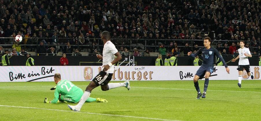 Fußball Länderspiel: Deutschland - England am 22.03.2017, International Friendly Länderspiel Germany - England, Signal Iduna Park Dortmund, Germany, xmdx, freundschaftsspiel, testspiel, germany, england, dfb, nationalmannschaft, die mannschaft, Bamidele Alli ( 10 ,Tottenham Hotspur, England) scheitert an Marc-Andre TER STEGEN (22, Deutschland, Germany) Deutschland - England