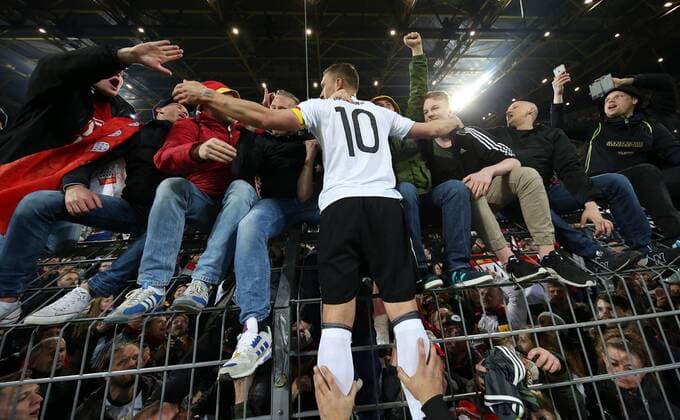 Fußball Länderspiel: Deutschland - England am 22.03.2017, International Friendly Länderspiel Germany - England, Signal Iduna Park Dortmund, Germany, xmdx, freundschaftsspiel, testspiel, germany, england, dfb, nationalmannschaft, die mannschaft, Lukas PODOLSKI (10, Deutschland, Germany) weird bei den Fans gefeiert Deutschland - England