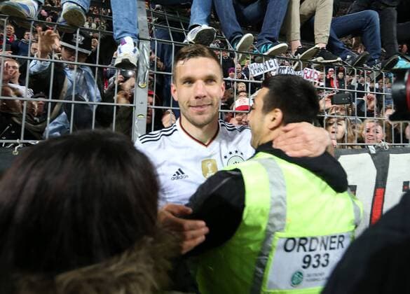 Fußball Länderspiel: Deutschland - England am 22.03.2017, International Friendly Länderspiel Germany - England, Signal Iduna Park Dortmund, Germany, xmdx, freundschaftsspiel, testspiel, germany, england, dfb, nationalmannschaft, die mannschaft, Lukas PODOLSKI (10, Deutschland, Germany) weird bei den Fans gefeiert Deutschland - England