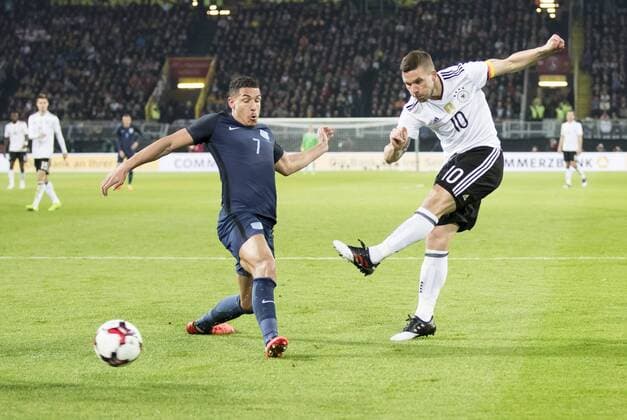 Lukas PODOLSKI, DFB 10 Torschuss, schiesst aufs Tor, schiessen, zieht ab, Spannschuss , Freistoss, Jake LIVERMORE, England 7 DEUTSCHLAND - ENGLAND ( - ) Freundschaftsspiel, friendly match, Abschiedsspiel Lukas Podolski, Deutsche Fussball Nationalmannschaft, DFB am 22.03.2017 in Dortmund.