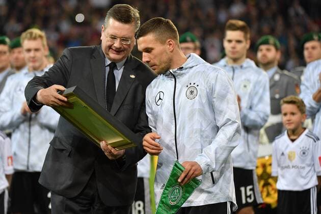 GER, FSP, Deutschland (GER) vs England (ENG) 22.03.2017, Signal-Iduna-Park , Dortmund , GER, FSP, Deutschland (GER) vs England (ENG) im Bild picture shows: Reinhard Grindel DFB Präsident Praesident überreicht Lukas Podolski (Deutschland GER 10), die Ehrenurkunde Tschoe Poldi Lukas Podolski der Weltmeister bestreitet heute sein 130 Länderspiel in 13 Jahren, Emotionen, ein emotionaler Moment, Emotionen, traurig, Lukas Podolski wird für seinen Einsatz in der Nationalmannschaft über 13 Jahre geehrt und verabschiedet, Emotionen, traurig, Traenen, Ehre, Foto © nordphoto Meuter nordphotox xMeuter