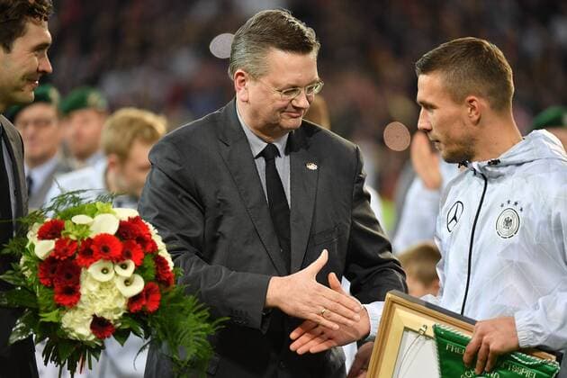 GER, FSP, Deutschland (GER) vs England (ENG) 22.03.2017, Signal-Iduna-Park , Dortmund , GER, FSP, Deutschland (GER) vs England (ENG) im Bild picture shows: Reinhard Grindel DFB Präsident Praesident überreicht Lukas Podolski (Deutschland GER 10), die Ehrenurkunde Tschoe Poldi Lukas Podolski der Weltmeister bestreitet heute sein 130 Länderspiel in 13 Jahren, Emotionen, ein emotionaler Moment, Emotionen, traurig, Lukas Podolski wird für seinen Einsatz in der Nationalmannschaft über 13 Jahre geehrt und verabschiedet, Emotionen, traurig, Traenen, Ehre, Foto © nordphoto Meuter nordphotox xMeuter