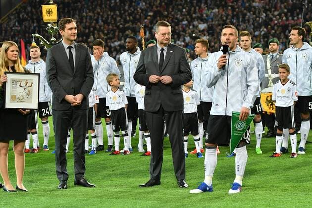 GER, FSP, Deutschland (GER) vs England (ENG) 22.03.2017, Signal-Iduna-Park , Dortmund , GER, FSP, Deutschland (GER) vs England (ENG) im Bild picture shows: zur Ehrung stehen Reinhard Grindel DFB Präsident Praesident und äLukas Podolski (Deutschland GER 10), vor der Mannschaft Poldi redet Tschoe Poldi Lukas Podolski der Weltmeister bestreitet heute sein 130 Länderspiel in 13 Jahren, Emotionen, Foto © nordphoto Meuter nordphotox xMeuter