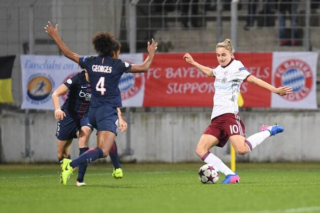 v.li. Sabrina Dalannoy (Paris Saint-Germain, PSG, 5) Sabrina Dalannoy (Paris Saint-Germain, PSG, 5) Vivianne Miedema (FC Bayern München, FCB, 10) mit Torschuss, shoot on goal, Fussball, UEFA Women s Champions League, FC Bayern München - Paris Saint-Germain, xslx