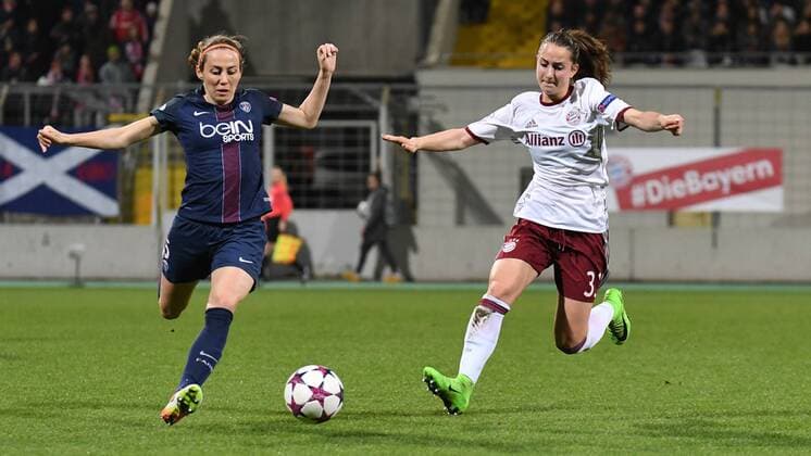 v.li.: Sabrina Dalannoy (Paris Saint-Germain, PSG, 5) Sara Ilonka Däbritz (Sara Daebritz, FC Bayern München, FCB, 33) im Zweikampf, Duell, duel, tackle, Dynamik, Action, Aktion, Fussball, UEFA Women s Champions League, FC Bayern München - Paris Saint-Germain, xslx