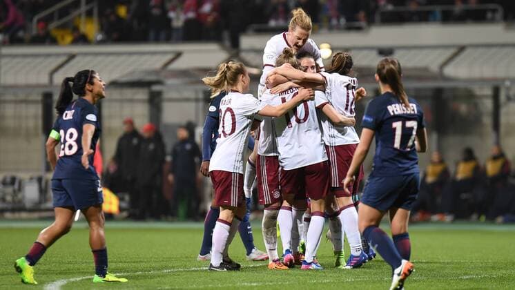 Spielerinnen des FC Bayern mit Torjubel, Jubel, Torjubel, Torerfolg, celebrate the goal, goal, celebration, Jubel ueber das Tor zum 1:0 durch Vivianne Miedema (FC Bayern München, FCB, 10) , optimistisch, Action, Aktion, Fussball, UEFA Women s Champions League, FC Bayern München - Paris Saint-Germain, xslx