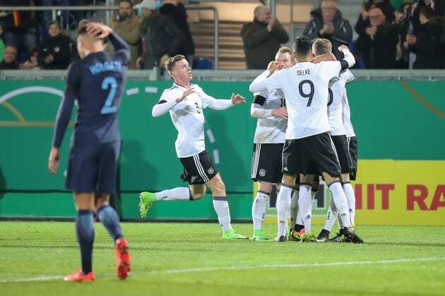Fußball, U21 Länderspiel, Deutschland - England Spieler der deutschen Auswahl jubeln über das Tor zum 1:0, Jubel, Torjubel, Torerfolg, celebrate the goal, goal, celebration, Jubel ueber das Tor, optimistisch, Action, Aktion, Fussball, Länderspiel, Deutschland U21 U 21 - England U21, xozx