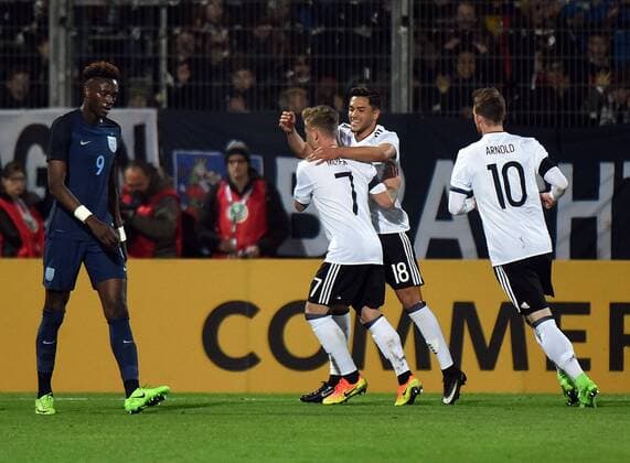 Fußball, U21 Länderspiel, Deutschland - England 24.03.2017, xhbx, Fussball Freundschaftsspiel, Deutschland U21 U 21 - England U21, emspor, v.l. Torjubel, Goal celebration, celebrate the goal 1:0 Tammy Abraham (England U21), May Meyer (Deutschland U21), Nadiem Amiri (Deutschland U21), Maximilian Arnold (Deutschland U21) Wiesbaden