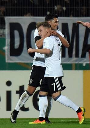 Fußball, U21 Länderspiel, Deutschland - England 24.03.2017, xhbx, Fussball Freundschaftsspiel, Deutschland U21 U 21 - England U21, emspor, v.l. Torjubel, Goal celebration, celebrate the goal 1:0 Nadiem Amiri (Deutschland U21), May Meyer (Deutschland U21) Wiesbaden