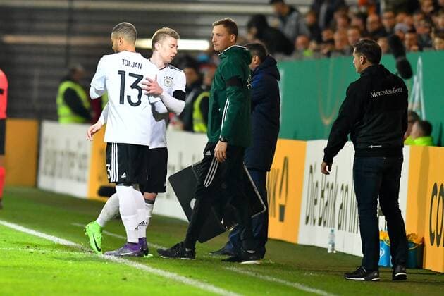 GER, FSP, U 21, Deutschland (GER) vs England (ENG) 24.03.2017, Brita-Arena, Wiesbaden, GER, FSP, U 21, Deutschland (GER) vs England (ENG), picture shows im Bild: Auswechslung Mitchell Weiser (U 21 Deutschland Germany 2) fuer Jeremy Toljan (U 21 Deutschland Germany 13) Foto © nordphoto Fabisch nordphotox xFabisch