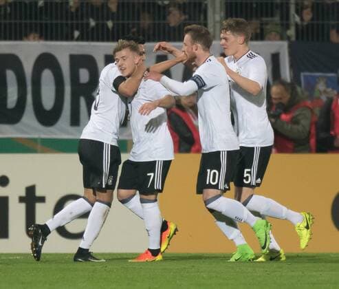 Deutschland, Wiesbaden, Brita Arena, Fußball, Fussball, 24.03.2017, U21 U 21 Freundschaftsspiel, Deutschland - England Bild: Jubel zum 1:0 (v.l.n.r.) Nadiem Amiri (U21 Nationalmannschaft Deutschland, 18), Max Meyer (U21 Nationalmannschaft Deutschland, 7), Maximilian Arnold (U21 Nationalmannschaft Deutschland, 10), Matthias Ginter (U21 Nationalmannschaft Deutschland, 5) Copyright: Fotograf:xVolkerxDanzerx+++xAgenturxHMBxMedia HeikoxBecker