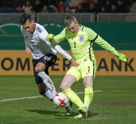 Deutschland, Wiesbaden, Brita Arena, Fußball, Fussball, 24.03.2017, U21 U 21 Freundschaftsspiel, Deutschland - England Bild: (v.l.n.r.) Davie Selke (U21 Nationalmannschaft Deutschland, 9), Jordan Pickford (U21 Nationalmannschaft England, 1) Copyright: Fotograf:xVolkerxDanzerx+++xAgenturxHMBxMedia HeikoxBecker